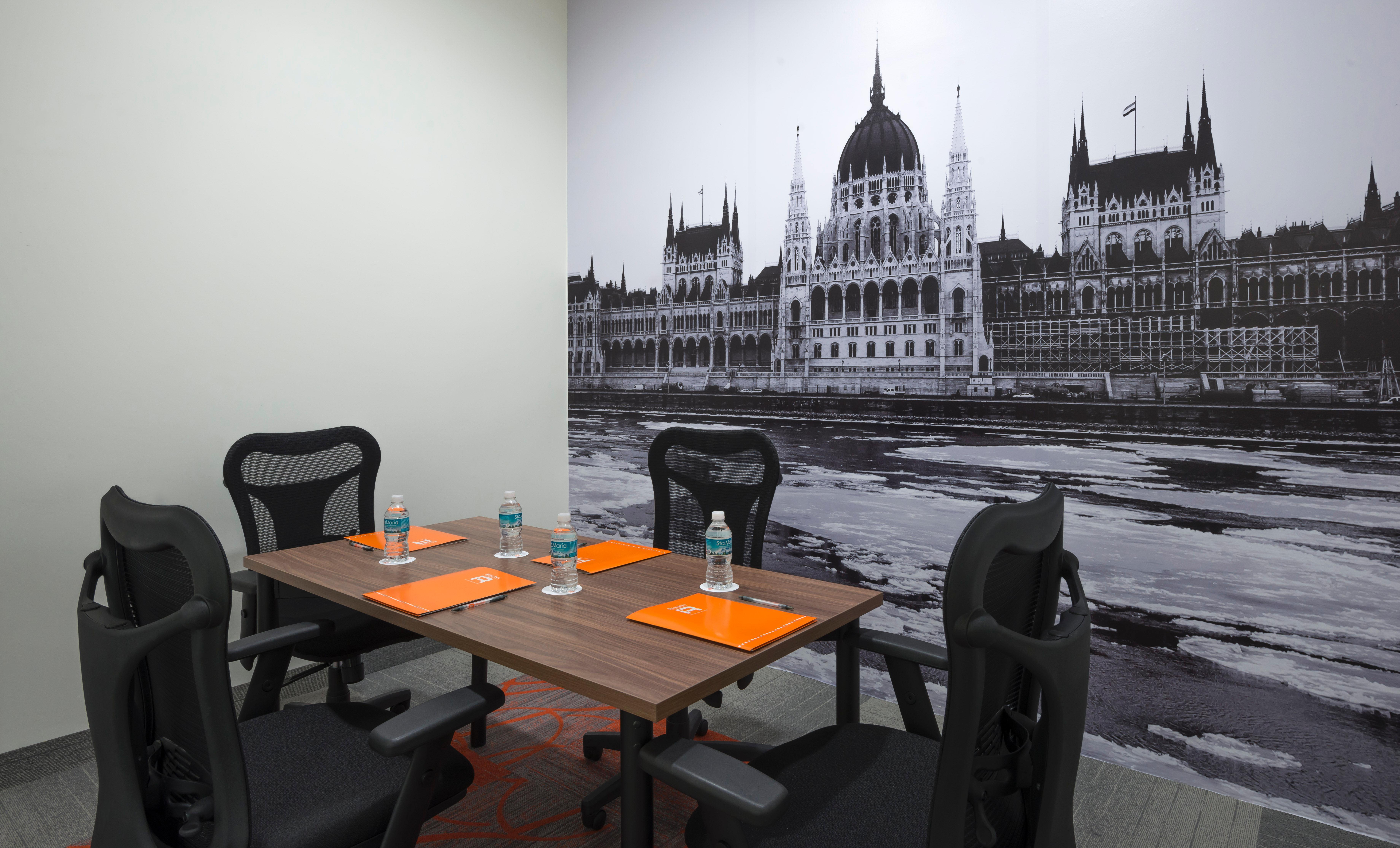 เรอัล อินน์ ติฆัวนา ติฮัวนา ภายนอก รูปภาพ A meeting room at the Budapest Business Center