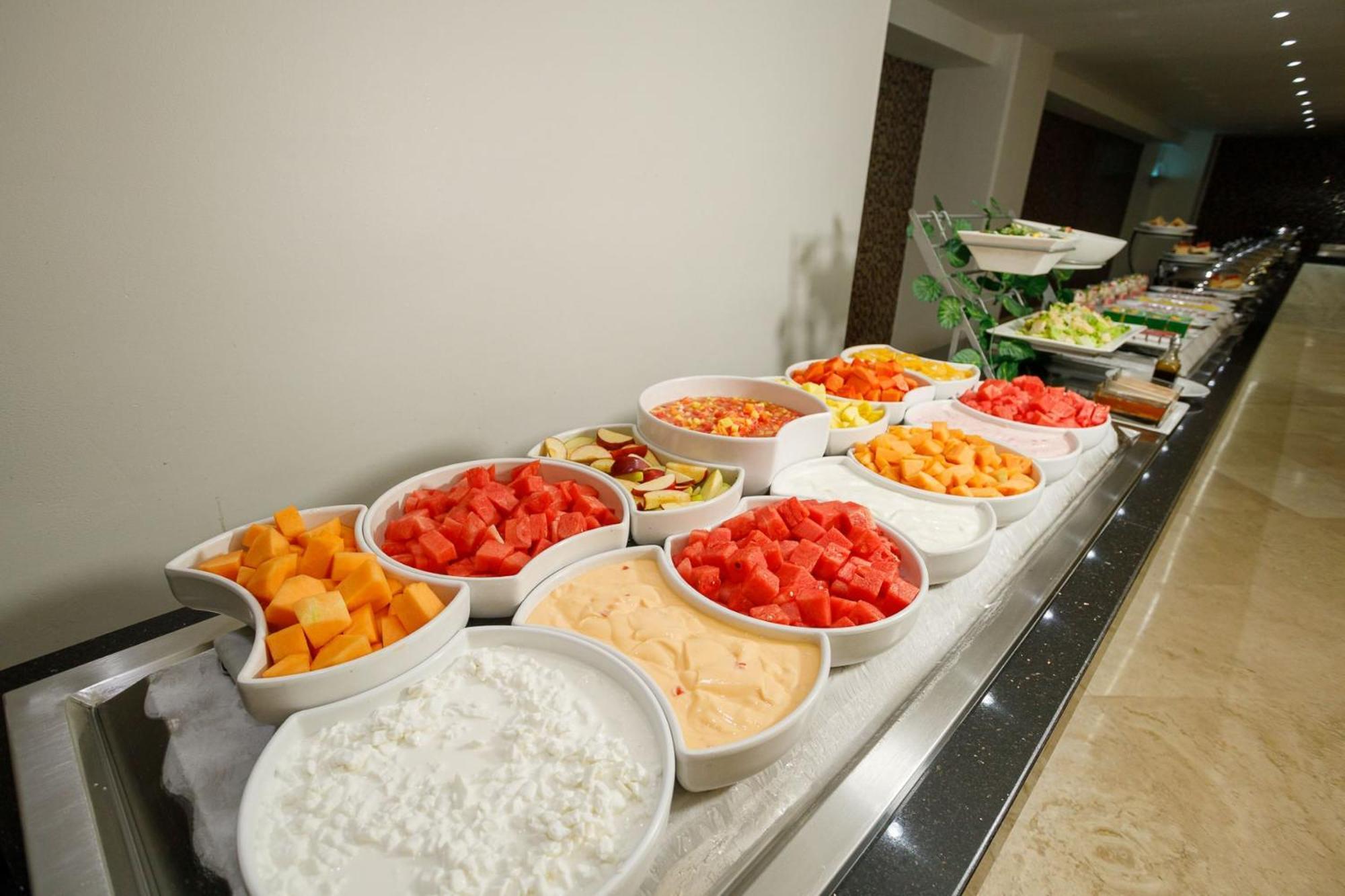 เรอัล อินน์ ติฆัวนา ติฮัวนา ภายนอก รูปภาพ A buffet of fruit and dairy products